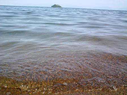 Приятный миг купанья. Дно каменистое.Вода прозрачная.