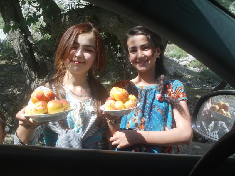 Прекрасные девочки, прекрасные персики