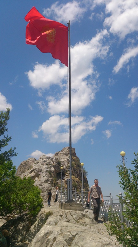 флаг Киргизии на Сулейман-горе