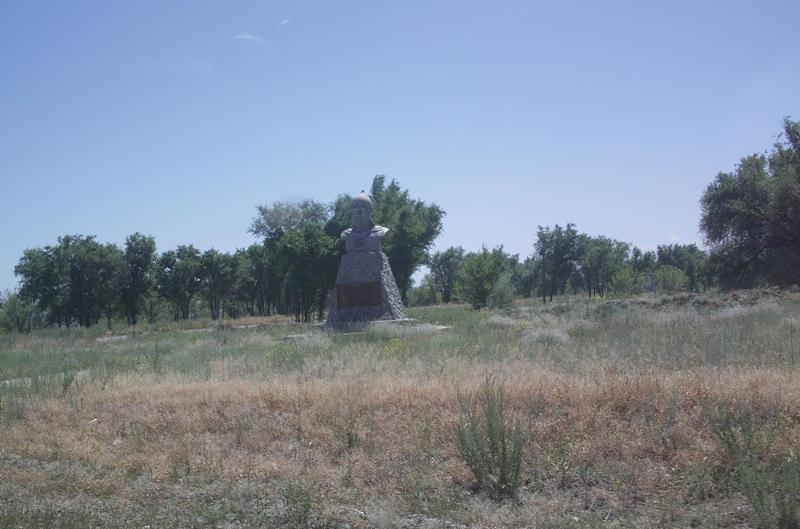 Памятник в степи