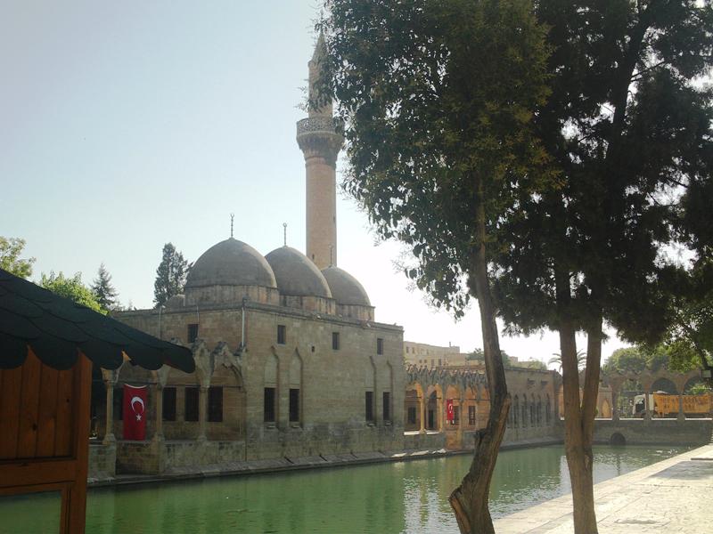 Мечеть Халиль-Раман около озера 