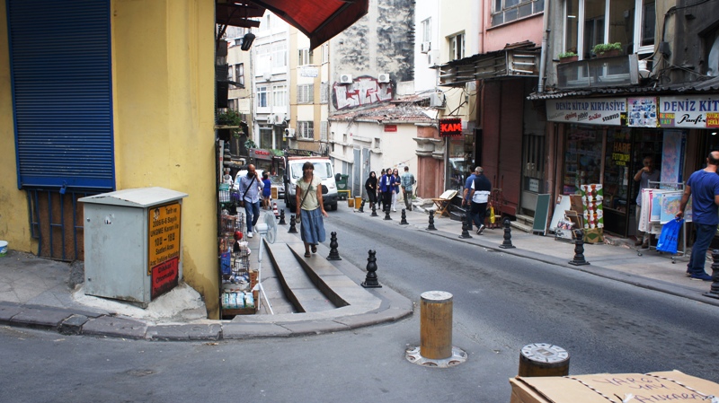 На улицах Стамбула интересно