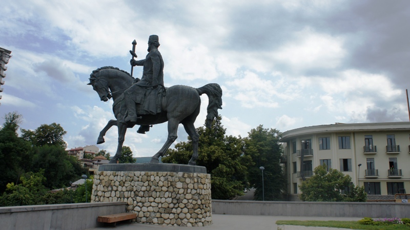 Ираклий II на коне с мечом