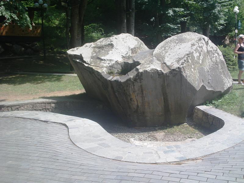 Каменный фонтанчик
