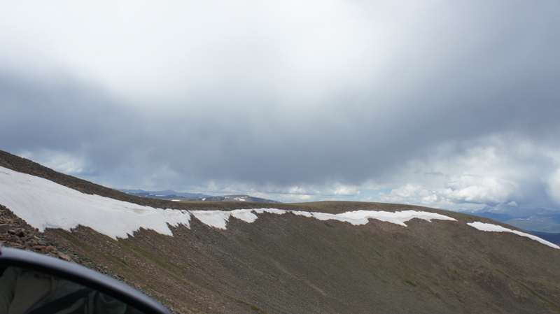 Снег вдоль дороги на плато Укок