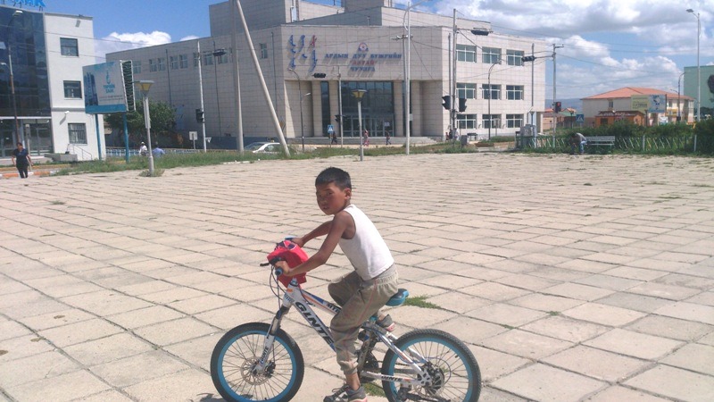 Юный велосипедист