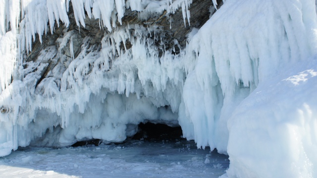 Пешком по льду Байкала